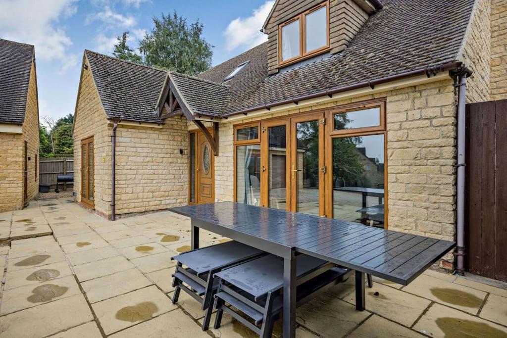 Beautiful 4-5 Bedroom Village House With Rural Views Salford  Экстерьер фото