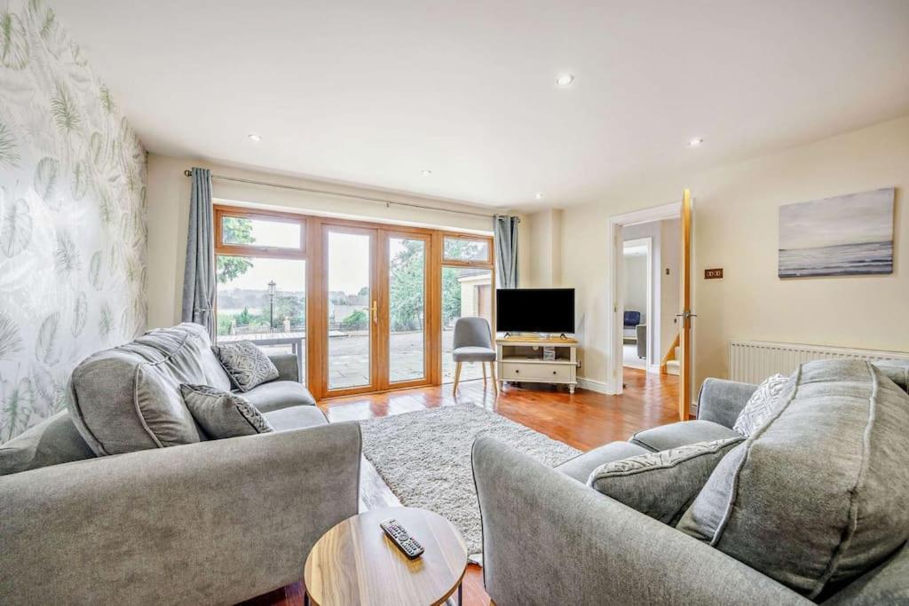 Beautiful 4-5 Bedroom Village House With Rural Views Salford  Экстерьер фото