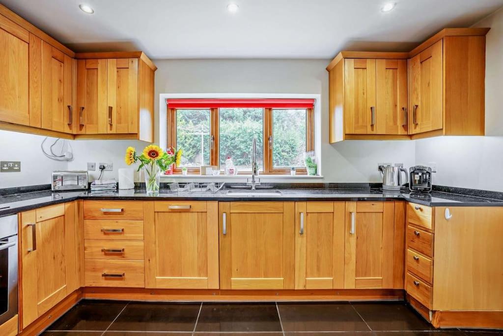 Beautiful 4-5 Bedroom Village House With Rural Views Salford  Экстерьер фото