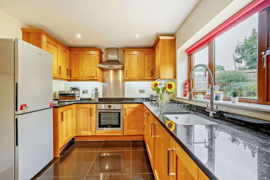 Beautiful 4-5 Bedroom Village House With Rural Views Salford  Экстерьер фото